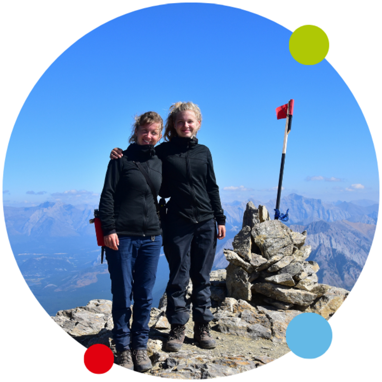 Verena Schmidt und ihre Tochter Analena auf einem Gipfel